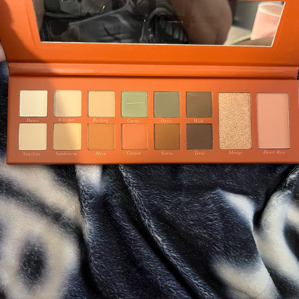 Pink and Gold Eyeshadow Palette with Matte and Shimmer Finishes
